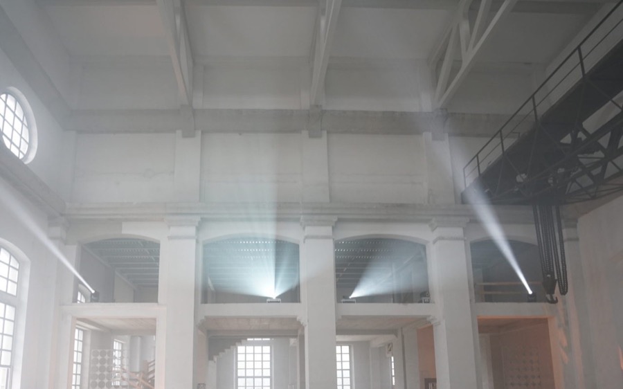 La ex Centrale Enel di Daste e Spalenga attraversata dai fasci di luce durante l'allestimento